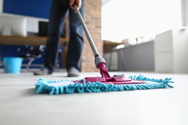 איך לנקות רצפה ישנה